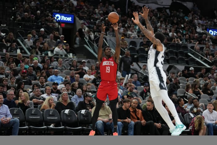 Rockets guard Nate Williams shoots over San Antonio Spurs forward Julian Champagnie.